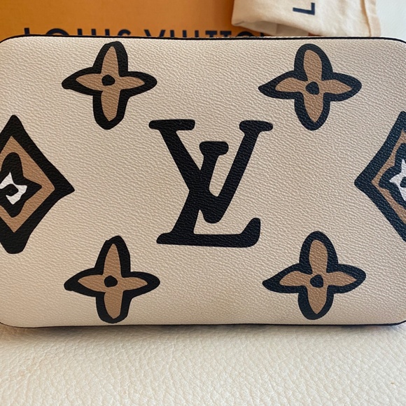 Louis Vuitton NeoNoe Wild at Heart - Picture 5 of 15